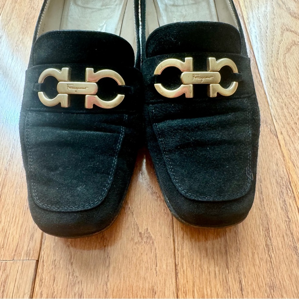 Ferragamo square toed suede loafers with Gancini ornament - Picture 2 of 6